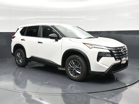 Used 2024 Nissan Rogue S AWD/4WD image 3