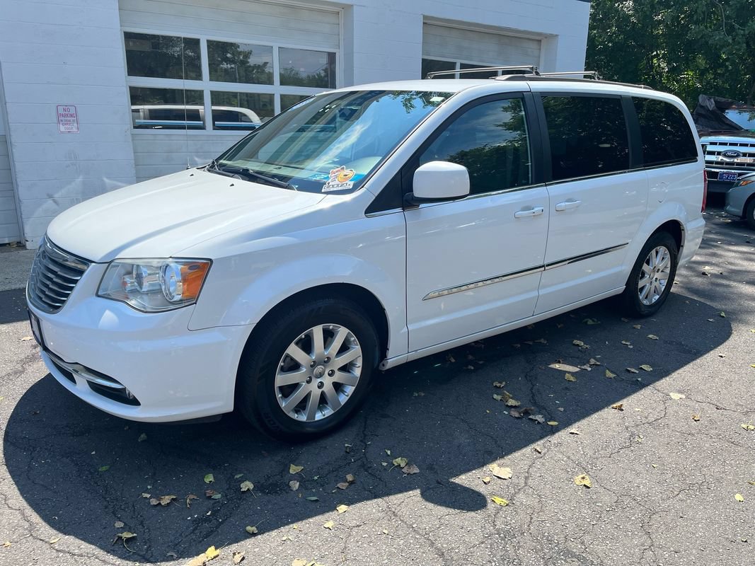 Used 2016 Chrysler Town & Country Touring FWD image 3