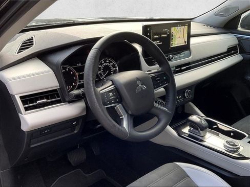 Used 2025 Mitsubishi Outlander SE FWD image 9