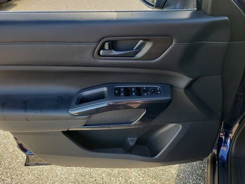 Certified 2024 Nissan Pathfinder SV FWD image 12