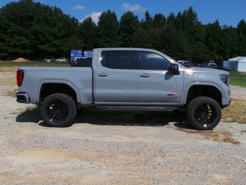 Used 2024 GMC Sierra 1500 AT4 w/ Technology Package AWD/4WD image 5