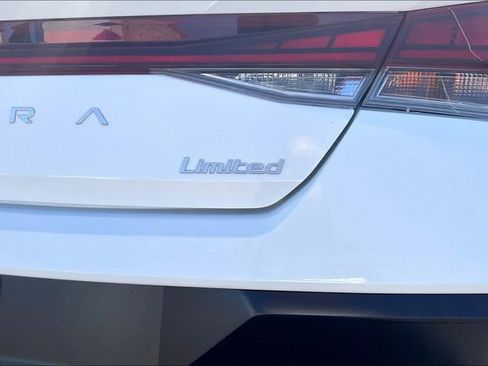 New 2025 Hyundai Elantra Limited image 25