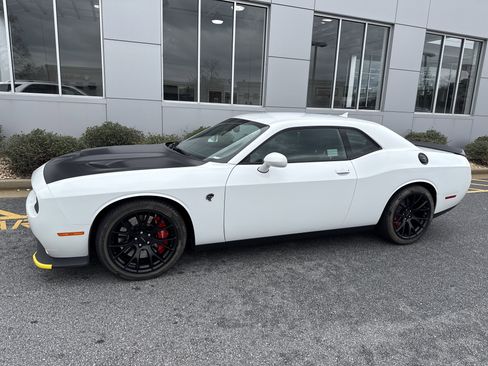 Used 2015 Dodge Challenger SRT Hellcat image 3