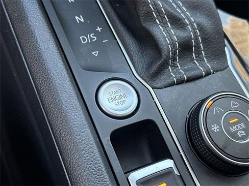 Used 2022 Volkswagen Atlas SEL Premium image 16