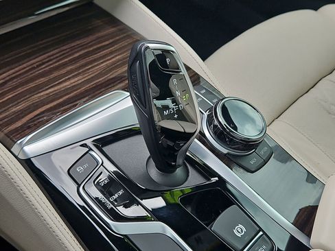 Used 2020 BMW M550i xDrive M550i xDrive w/ Executive Package image 16