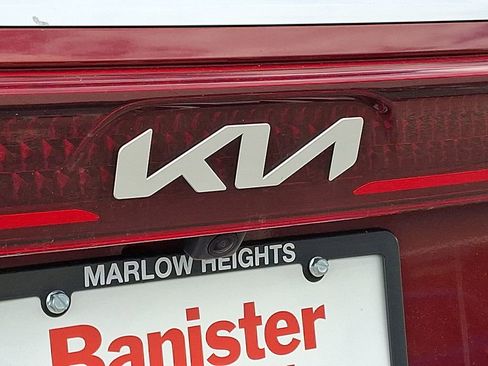 Used 2024 Kia Carnival LX FWD image 31