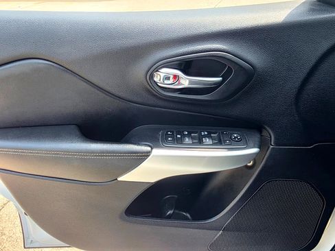 Used 2018 Jeep Cherokee Latitude Plus image 10