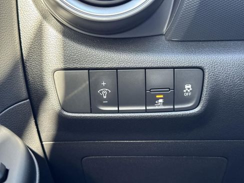 Used 2023 Hyundai Kona SE image 19