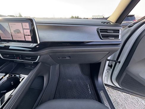 Used 2024 Volkswagen Atlas Cross Sport SE image 29