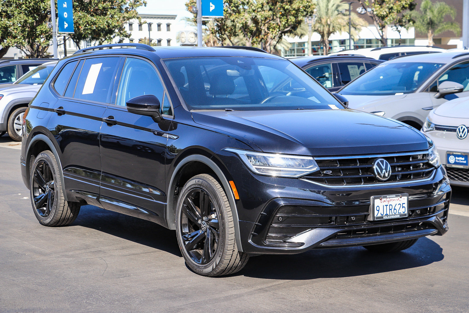 Used 2023 Volkswagen Tiguan SE R-Line FWD image 3
