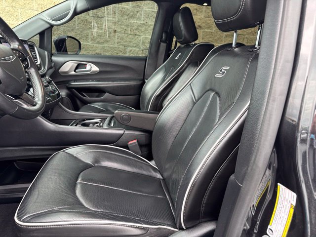 Used 2022 Chrysler Pacifica Limited w/ Uconnect Theater Family Group FWD image 19