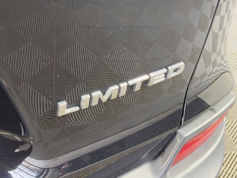 Used 2021 Jeep Cherokee Limited image 17