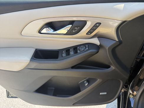 Used 2023 Chevrolet Traverse Premier FWD image 11