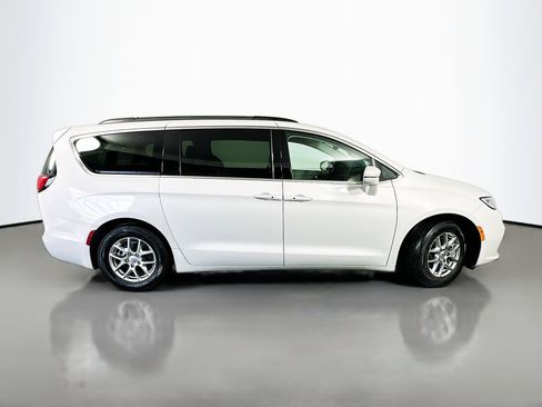 Used 2021 Chrysler Pacifica Touring image 8