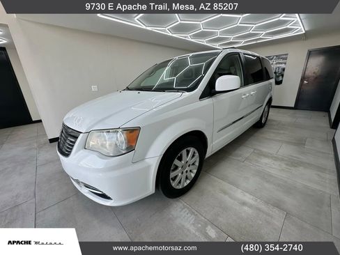 Used 2014 Chrysler Town & Country Touring image 2