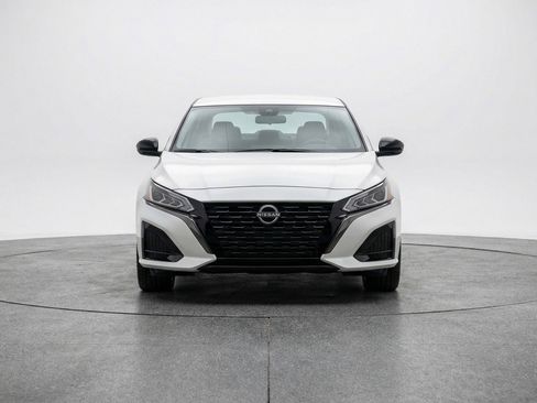 Used 2025 Nissan Altima 2.5 SV FWD image 2
