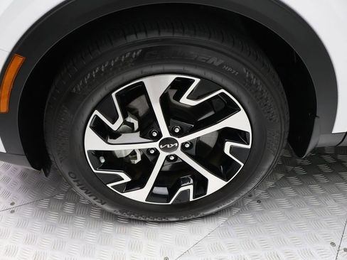 Used 2024 Kia Sportage EX image 4