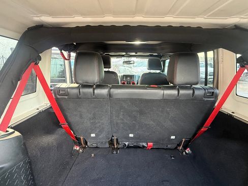 Used 2018 Jeep Wrangler Unlimited Rubicon AWD/4WD image 13