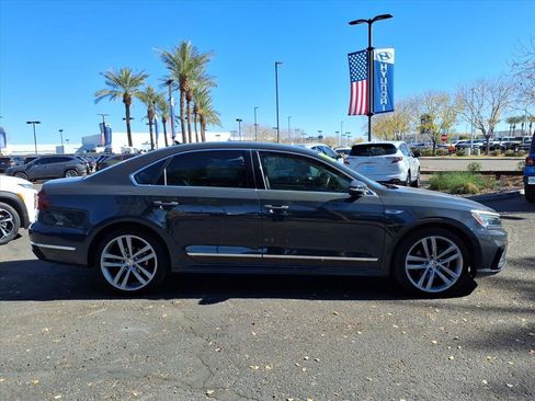 Used 2017 Volkswagen Passat 1.8T R-Line w/ R-Line Lighting Package image 4