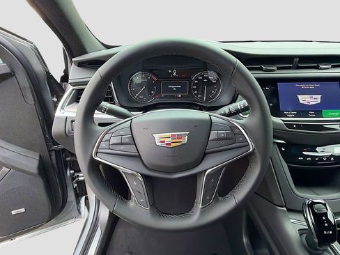 New 2026 Cadillac XT5 Luxury image 11
