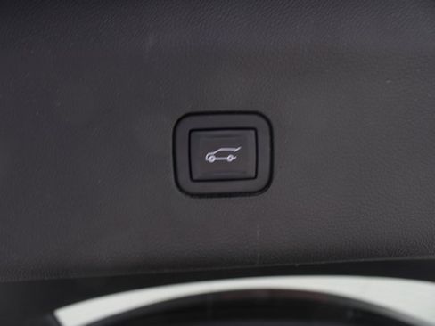 Used 2022 Buick Enclave Essence image 19