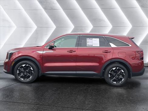 Used 2025 Kia Sorento S image 2