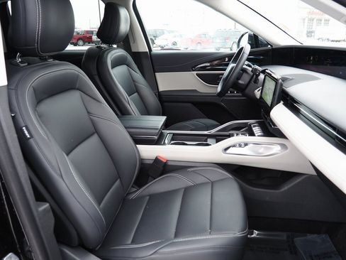 Used 2025 Lincoln Nautilus Premier image 7