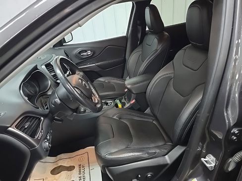 Used 2019 Jeep Cherokee Limited image 28