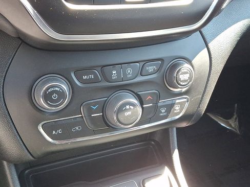 Used 2020 Jeep Cherokee Latitude Plus w/ Cold Weather Group AWD/4WD image 15