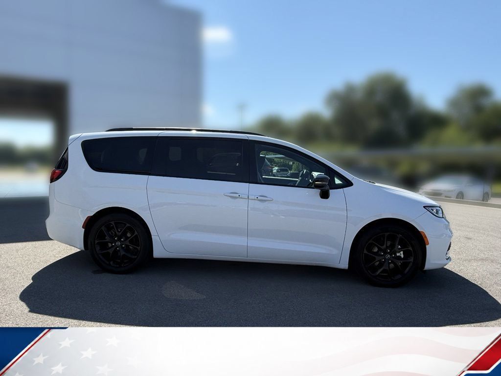 Used 2025 Chrysler Pacifica Limited FWD image 4
