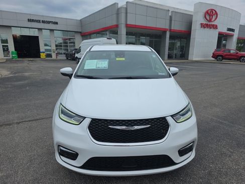 Used 2023 Chrysler Pacifica Touring-L FWD image 2