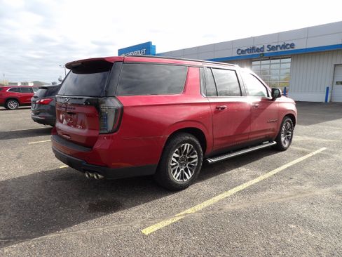 Used 2025 Chevrolet Suburban Z71 w/ Z71 Off-Road Package AWD/4WD image 4