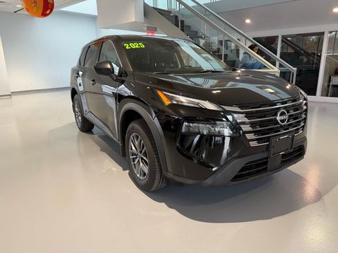 Used 2025 Nissan Rogue S image 33