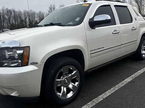 Used 2013 Chevrolet Avalanche LTZ image 2