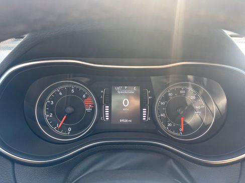 Used 2019 Jeep Cherokee Latitude Plus w/ Comfort/Convenience Group image 18