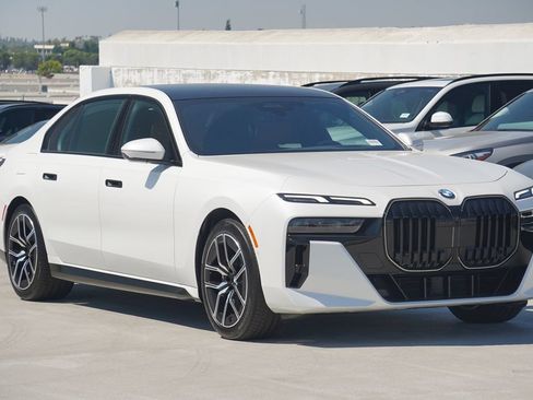 Used 2026 BMW 740i w/ Premium Package RWD image 3