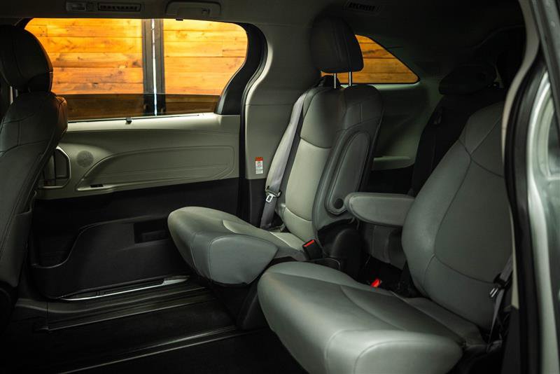 Used 2024 Toyota Sienna XLE w/ XLE Plus Package FWD image 11