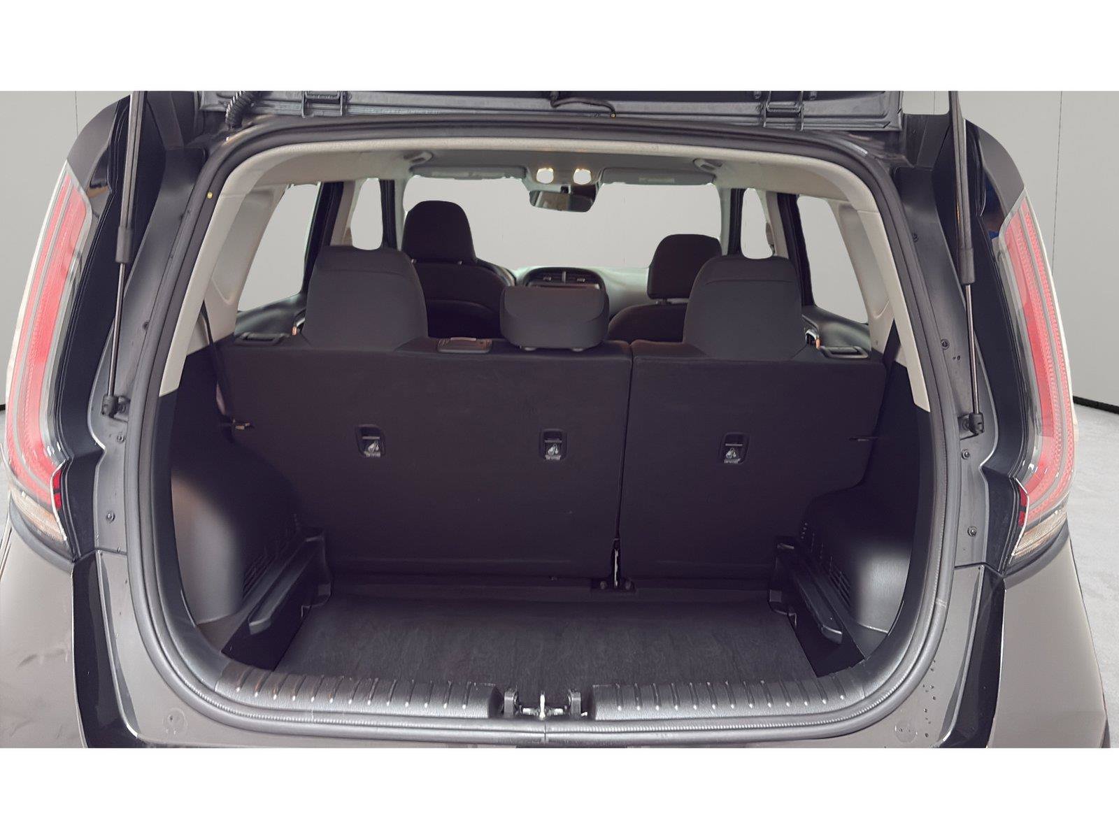 Used 2025 Kia Soul LX w/ LX Technology Package FWD image 12