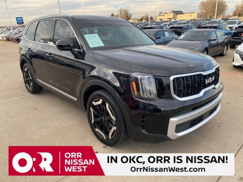 Used 2024 Kia Telluride EX w/ EX Captain's Chair Package image 7