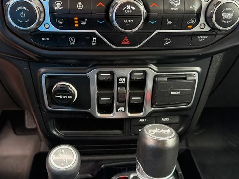 Used 2019 Jeep Wrangler Unlimited Sahara w/ Cold Weather Group AWD/4WD image 26
