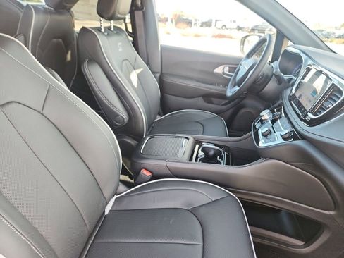 New 2026 Chrysler Pacifica Limited image 23
