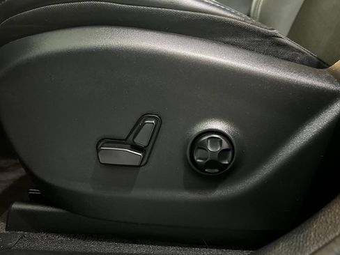 Used 2019 Jeep Cherokee Latitude Plus w/ Cold Weather Group AWD/4WD image 18