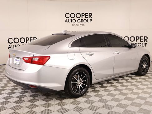 Used 2017 Chevrolet Malibu LT FWD image 19