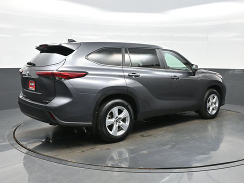 Used 2023 Toyota Highlander LE image 6