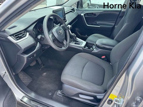 Used 2021 Toyota RAV4 LE FWD image 9