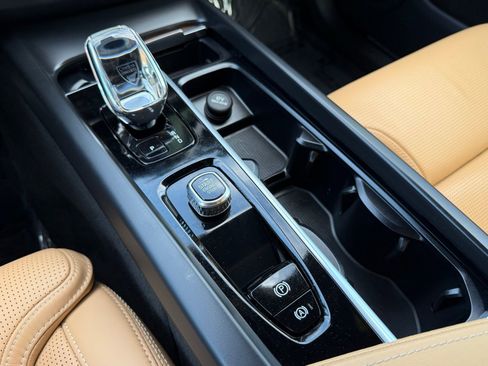 Used 2023 Volvo XC60 T8 Ultimate image 27