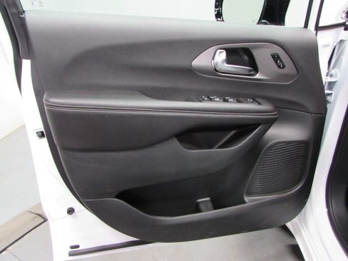 New 2027 Chrysler Pacifica Select FWD image 12