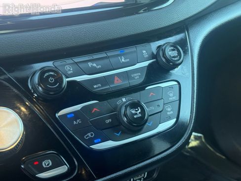 Used 2025 Chrysler Pacifica Select image 23