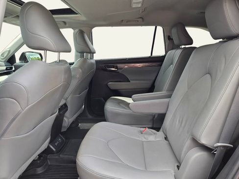 Used 2023 Toyota Highlander Limited FWD image 14