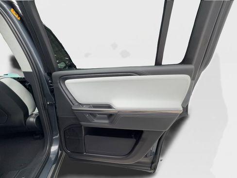 Used 2025 Rivian R1S Adventure AWD/4WD image 31